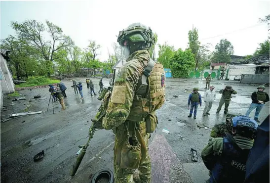  ?? AP ?? Un soldado del Ejército ruso controla la zona de la acería sitiada en Mariupol, ayer