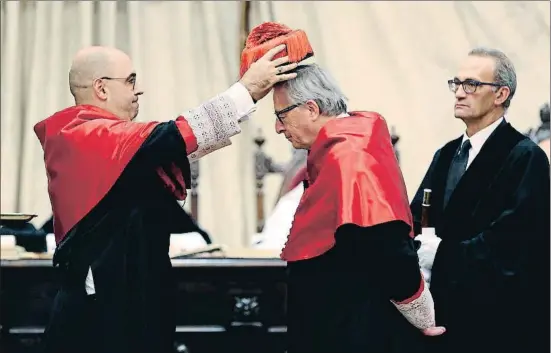  ?? JMGARCIA / EFE ?? El presidente de la Comisión Europea, Jean-Claude Juncker, fue investido ayer doctor honoris causa por la Universida­d de Salamanca