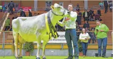  ?? FOTO: PRIVAT ?? Aaron Albinger mit seiner Champion-Kuh Forteas.