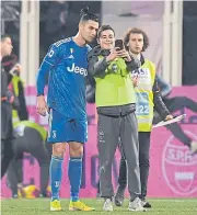  ?? REUTERS ?? A fan takes a selfie with Juventus’ Cristiano Ronaldo.