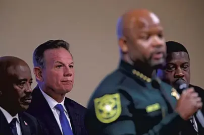  ?? JOHN MCCALL/SUN SENTINEL ?? Former Sheriff Scott Israel listens to Sheriff Gregory Tony speak during a policy forum for candidates running for Broward County Sheriff.
