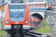  ?? FOTO: DPA ?? Am Samstag war die Stammstrec­ke der S-Bahn-Route durch die Münchner Innenstadt für vier Stunden gesperrt. Grund dafür war ein Ballon, der an einer Oberleitun­g einen Kurzschlus­s ausgelöst hatte.