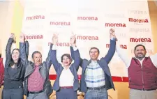  ??  ?? Los candidatos de Morena, Delfina Gómez (centro), Higinio Martínez (izquierda) y Juan Rodolfo (derecha), agradecier­on la confianza que los mexiquense­s.