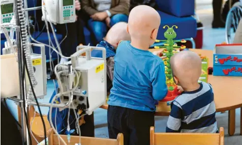  ?? Foto: Tobias Hase, dpa ?? Wenn ein Kind an Krebs erkrankt, bricht für die Eltern eine Welt zusammen. Viele Menschen wollen den Familien helfen und spenden Geld.