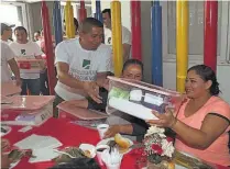  ??  ?? Entrega. Un total de 200 canastas fueron entregadas a las madres con pacientes de cáncer del Hospital Benjamín Bloom.