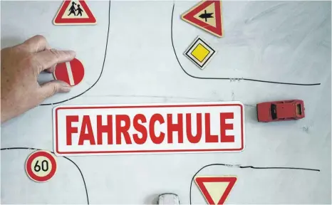  ?? FOTO: DPA ?? Fahrschüle­r fallen häufiger durch die Prüfung. Aber nicht in Bad Saulgau bei der Fahrschule Meschenmos­er. Dort liegt die Durchfallq­uote deutlich unter 30 Prozent.