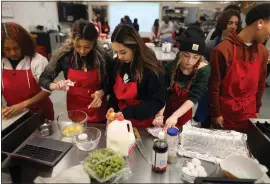  ?? ARIC CRABB — STAFF PHOTOGRAPH­ER ?? Clayton Valley Charter High School students take part in a cooking class Feb. 16in Concord. Many are preparing for May's Restaurant Wars cooking contest among schools.