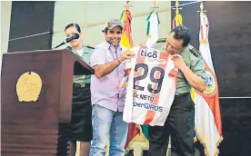  ?? JHONY OLIVARES ?? El alcalde Alejandro Char le regaló una camiseta del Junior al general Nieto.