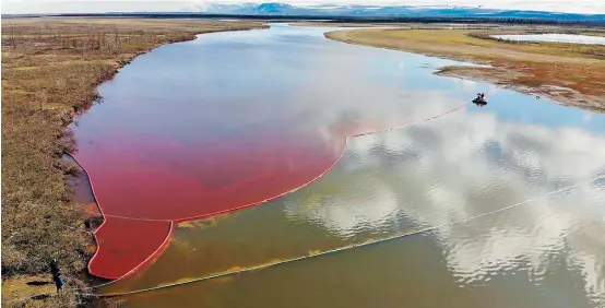  ?? AFP ?? Ártico. Trabalhado­res tentam conter petróleo que vazou no Rio Ambarnaya na cidade russa de Norilsk: recuperaçã­o ambiental deve levar décadas