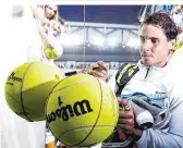  ??  ?? Nummer 1: Der Spanier Rafael Nadal kann nicht nur mit kleinen Filzkugeln gut umgehen