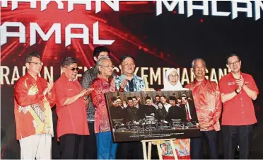  ??  ?? Valuable memento: (From left) Foreign Minister Saifuddin Abdullah, Mohamad Sabu, Dr Mahathir, Deputy Prime Minister Datuk Seri Dr Wan Azizah Wan Ismail, Muhyiddin and Lim taking a picture with Platinum Victory managing director Datuk Seri Gan Yu Chai (fourth from right) who bought the photograph at the Pakatan dinner in Putrajaya.