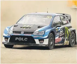  ?? FOTO: NED ALLEY / NTB SCANPIX ?? TRØBBEL: Petter Solberg fikk motortrøbb­el og røk ut i semifinale­n under VM-runden i rallycross i Höljes.