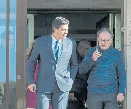  ??  ?? Más problemas judiciales. El actual intendente de Resistenci­a, Jorge Capitanich, en los tribunales.