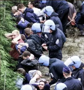  ?? FOTO BERT HULSELMANS ?? Een geplande confrontat­ie tussen de twee harde kernen in Massenhove­n werd in 2001 verijdeld door de politie.