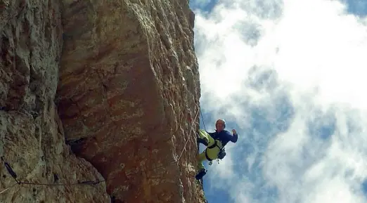  ??  ?? Vette Tom Ballard durante una scalata: l’alpinista inglese è morto a fine febbraio 2019, dopo una tempesta di neve sullo sperone Mummery del Nanga Parbat, nel corso di una spedizione con Daniele Nardi