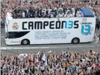  ??  ?? EN AUTOBÚS. Los jugadores recorriero­n Madrid.