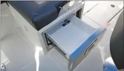  ??  ?? Malin, le réfrigérat­eur à tiroir se loge sous la banquette copilote. Si son volume n’est pas des plus importants par rapport à un modèle classique, il a le mérite d’exister.