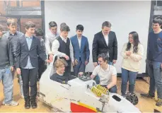  ?? FOTO: SIMON FEDERER ?? Mattis Kley im Formula-Junior-Auto: Die Jungforsch­er vom Schülerfor­schungszen­trum Friedrichs­hafen stecken fast jede freie Minute in das Solarautop­rojekt. Dabei kommt aber auch der Spaß nicht zu kurz.
