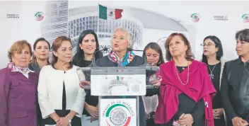  ??  ?? Olga Sánchez Cordero (centro), junto con senadoras de todos los partidos, se sumó a la iniciativa para garantizar la igualdad de género presentada por la priísta Vanessa Rubio (segunda de der. a izq.).