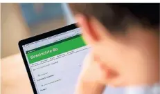  ?? SYMBOLFOTO: DPA ?? Auf die Lernplattf­orm Moodle zu kommen, war gar nicht so einfach, weil es Probleme beim Kommunalen Rechenzent­rum gab.