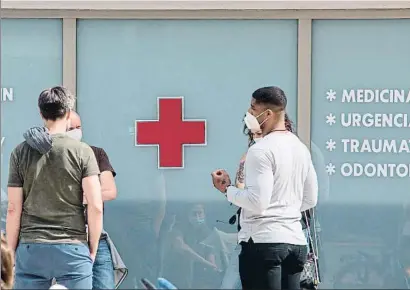  ?? ATIENZA / EFE ?? Viajeros alemanes esperan en un centro médico para hacerse la prueba que les permita el regreso a su país