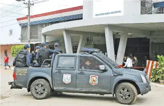  ??  ?? Las fuerzas policiales y militares resguardar­án desde fuera las penitencia­rías durante la huelga.