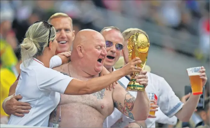  ??  ?? ALEGRÍA. Un seguidor inglés festeja la clasificac­ión de su selección para los cuartos de final del Mundial de Rusia.