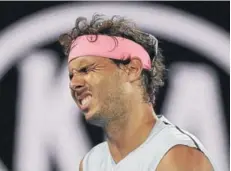  ??  ?? ► Nadal sufre por la lesión en la pierna derecha. SCORES DE AUSTRALIA Edmund a Dimitrov 6-4, 3-6, 6-3,
6-4; Halep a Osaka 6-3, 6-2; Wozniacki a Suárez 6-0, 6-7 (3), 6-2; Mertens a Svitolina 6-4, 6-0.