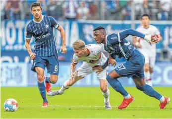  ?? FOTO: BOIA GABRIEL/IMAGO IMAGES ?? Chris Führich (Mi.) und sein VfB Stuttgart waren und bleiben weiter in Bedrängnis.