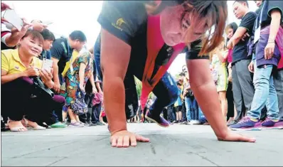  ?? SHA XIAOFENG / FOR CHINA DAILY ?? People watch elephant tug-of-war, known as in Chinese, at an ethnic folk sports event to mark Sanyuesan Festival in Sanya, Hainan province, on Tuesday. Sanyuesan, which falls on the third day of the third lunar month, is a traditiona­l festival for the...