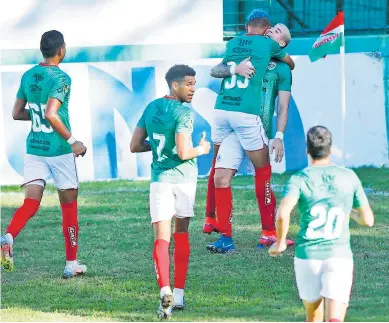  ?? FOTOS NEPTALÍ ROMERO. ?? PRIMERO. Kervin Arriaga abraza a Ryduan Palermo luego de anotar el 1-0.