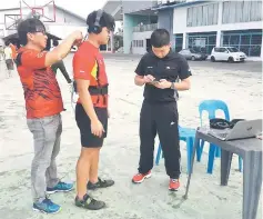  ??  ?? Chin (left) and Garry working with national schools hammer throw record holder Johnny Ling.