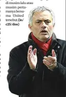  ?? OLI SCARFF/AFP ?? LEBIH LAMA: Jose Mourinho dikabarkan sudah meneken perpanjang­an kontrak dua tahun atau hingga 2021 bersama Man United.