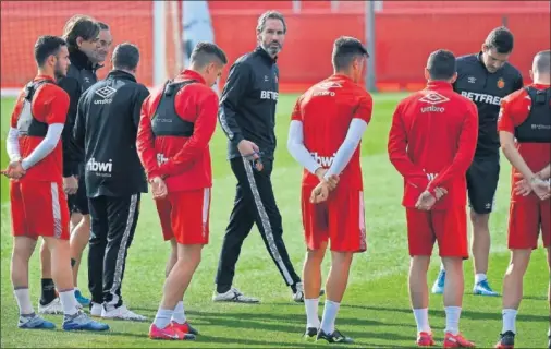  ??  ?? La plantilla del Mallorca, con Vicente Moreno en el centro de la imagen, durante un entrenamie­nto reciente en el Visit Mallorca Estadi.