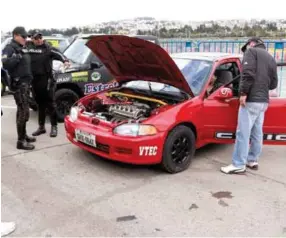  ??  ?? PISTA. El chequeo técnico se realiza esta mañana en el Parque Bicentenar­io. Áyer varios pilotos se presentaro­n a la pre revisión.