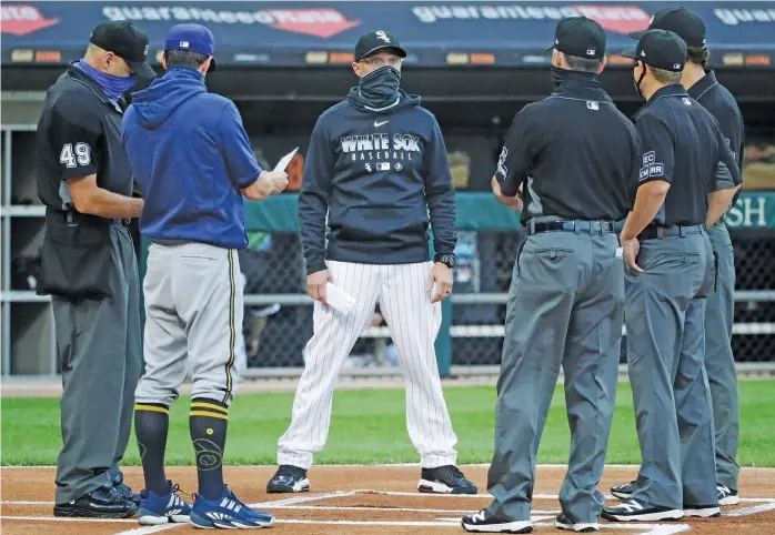  ?? NAM Y. HUH/AP ?? White Sox bench coach Joe McEwing (center) is expected to return next season on Tony La Russa’s staff, but he could take over as third-base coach, which he held under former Sox manager Robin Ventura.