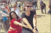  ??  ?? Tourists participat­e in a tug-of-war at Pushkar Fair