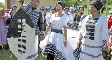  ?? PICTURE: BENNY GOOL/ORYX MEDIA ?? MANDLA Mandela’s bride Rabia, received a rapturous welcome when she was introduced to the AbaThembu community in Mvezo Komkhulu at the weekend. At a ceremony on Saturday, Rabia received the name, Nosekeni, from the Royal House of Mandela. Nosekeni is...