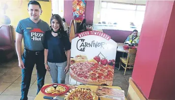  ??  ?? Vairon Beliino y Giselle Ordóñez muestran el Sabor de la Temporada de Pizza Hut, Carnívora.