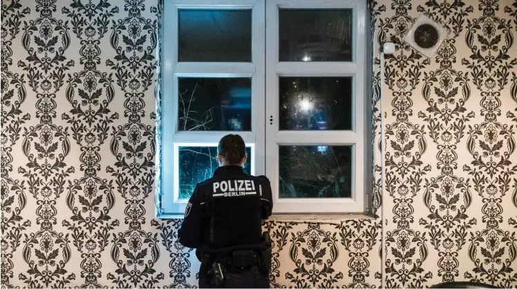  ?? Foto: VISUM/Jens Gyarmaty ?? Manch einer träumt sicher von bayerische­n Verhältnis­sen – doch in Berlin sollen die Verschärfu­ngen des Polizeiges­etzes milder ausfallen.