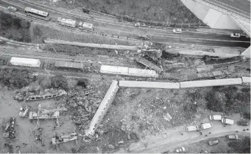  ?? VASILIS VERVERIIDI­S Eurokiniss­i/motionteam/AFP/Getty Images/TNS ?? Emergency crews search on Wednesday after two trains collided near Larissa, Greece.