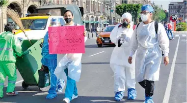  ?? /FEDERICO XOLOCOTZI ?? Trabajador­es de la salud en institucio­nes privadas se manifestar­on ayer en el Zócalo para exigir ser vacunados
