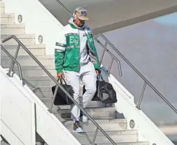  ?? MICHAEL CHOW/USA TODAY SPORTS ?? Philadelph­ia Eagles quarterbac­k Jalen Hurts deplanes after arriving at Goldwater Air National Guard Base in Phoenix on Sunday.