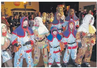  ?? FOTO: BURGHART ?? Der Schlossgei­st und sein Gefolge starten in Obermarcht­al am Samstag in die Fasnet.