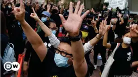 ??  ?? "Eine Menge Angst": Mit Gesetzen und Brutalität geht Chinas Zentralreg­ierung in Hongkong gegen Demonstran­ten vor.