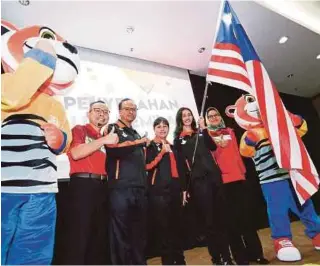  ?? [ FOTO ROSELA ISMAIL / BH ] ?? Farah Ann (dua dari kanan) pada Majlis Penyerahan Jalur Gemilang Kontinjen Malaysia ke Kejohanan Sukan Universiti Dunia 2019 di UNITEN.