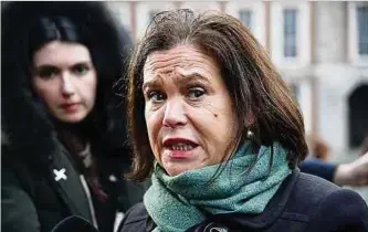  ?? Foto: dpa ?? Mary Lou McDonald, die Präsidenti­n von Sinn Fein, spricht zu den Medien im Dubliner Schloss.