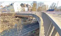  ?? FOTO: ANDREAS GRUHN ?? Weil an der Brücke Viersener Straße die alte Betonkonst­ruktion ausgetausc­ht werden muss, wird die Hermann-Piecq-Anlage gesperrt.