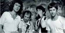  ?? ?? Con la band Mark Knopfler, secondo da sinistra, con i Dire Straits: attivi dal 1977 al 1995 hanno venduto oltre 120 milioni di dischi