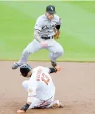  ??  ?? Brett Lawrie, de los Medias Blancas, trata de completar una doble jugada luego de forzar a Manny Machado,